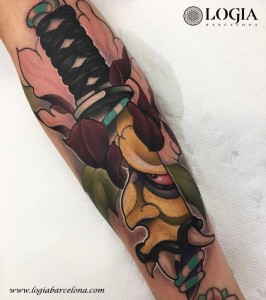 tatuaje-katana-brazo-logia-barcelona-monea